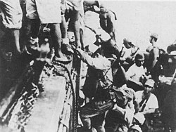 חיילים יפנים עולים למשחתת לפני גיחת טוקיו אקספרס