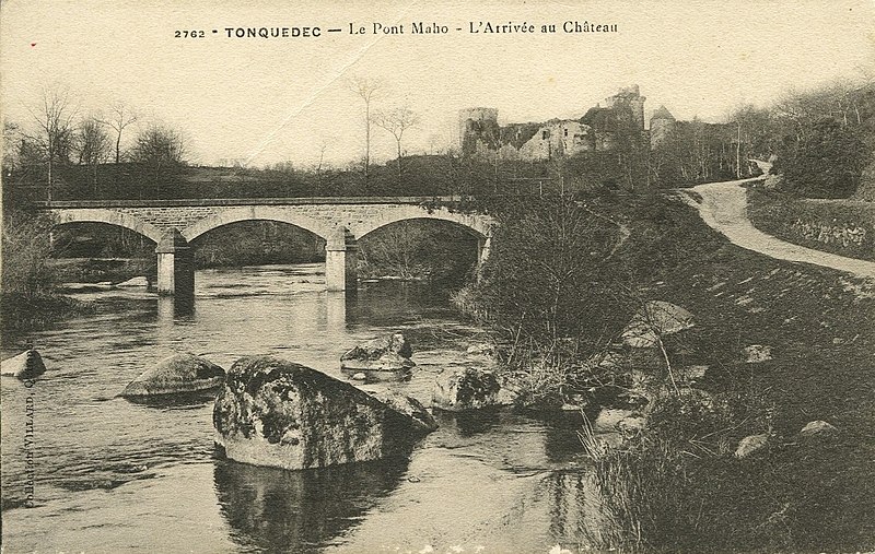 File:Tonquédec - Pont Maho arrivée au château - AD22 - 16FI5936.jpg