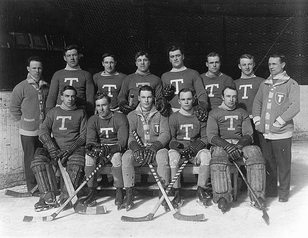 Cameron, second from the right in the front row, with the 1913–14 Toronto Blueshirts.