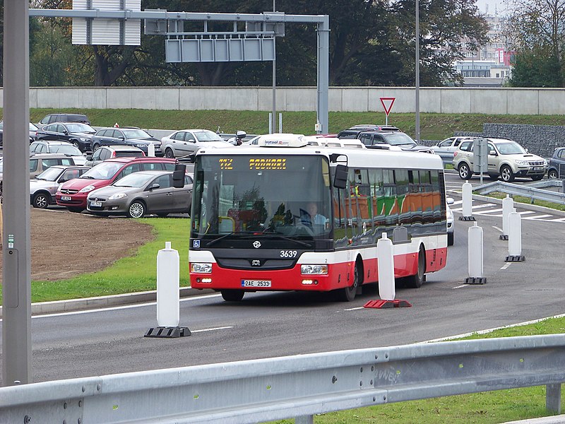 File:Troja, autobus 112 vyjíždí z Nové Povltavské.jpg