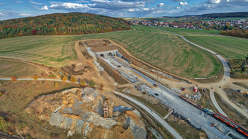 Letecký pohled na západní portál Ejpovického tunelu, s délkou 4 150 m nejdelšího železničního tunelu v Česku, přibližně měsíc před jeho zprovozněním