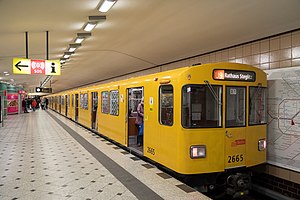 U9 im U-Bahnhof Zoologischer Garten.jpg
