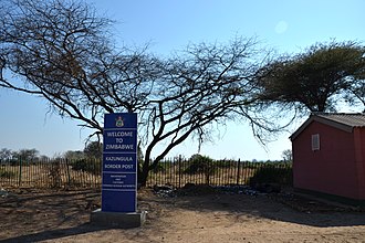 Kazungula border post sign Vitejte v Zimbabwe - panoramio.jpg