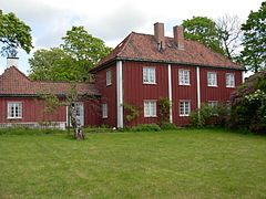 Vøienvolden gård sett fra syd. Oppført på slutten av 1700-tallet, ombygget 1917. Foto: Helge Høifødt