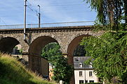 Lëtzebuergesch: De Viaduc Dräi Eechelen am Pafendall läit parallel zur Vaubansstroos (rue Vauban) an iwwerbréckt hei d'Hiel (rue des Trois Glands).