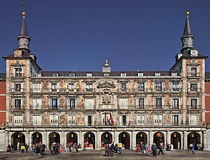 Visita turística guiada por la Plaza Mayor con motivo de su IV Centenario (01).jpg