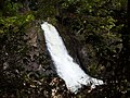 洞窟から流れる不動滝