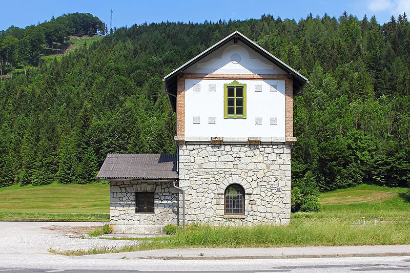 File:Wasserturm beim Bahnhof in Freiland 01 2015-06.jpg