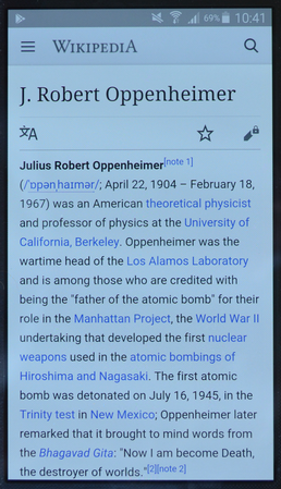 w:en:Robert Oppenheimer sur smartphone.