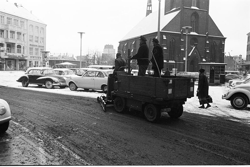 File:Winterdienst beim Schneeräumen am Alten Markt (Kiel 29.692).jpg