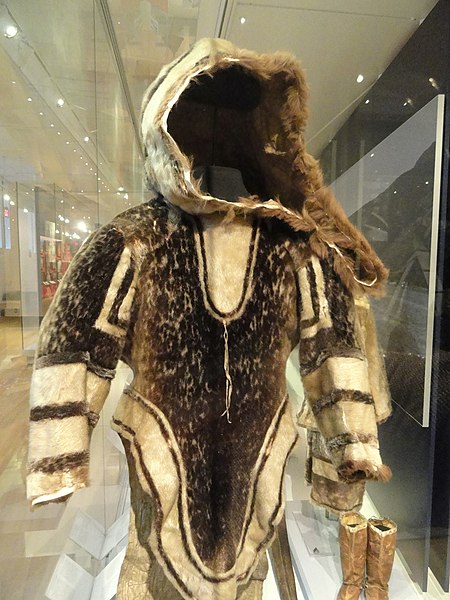 File:Woman's outer parka, Nunavimiut, eastern Hudson Bay, 1910-1914 - Royal Ontario Museum - DSC00294.JPG