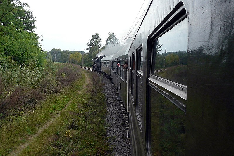 File:Zabytkowy pociąg na linii kolejowej Stróże-Biecz.jpg