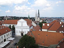 Blick vom Turm Lotrščak über die ehemalige Jesuitenkirche in der Oberstadt zur Kathedrale in Kaptol