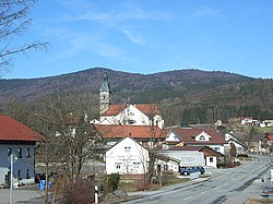 Melihat dari Zenting. Belakang: Aschenstein (l) dan Geißlstein