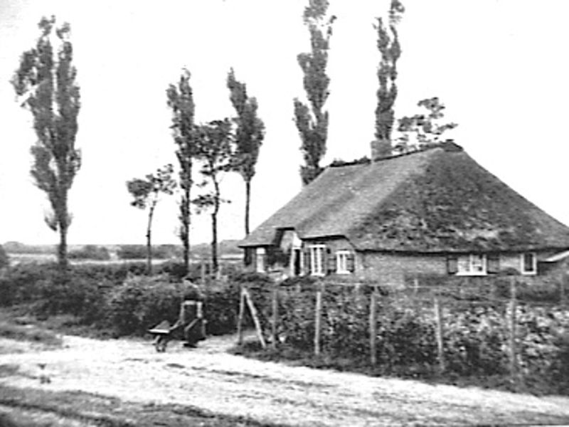 File:Zij- en voorgevel plaatje - Laren - 20478117 - RCE.jpg