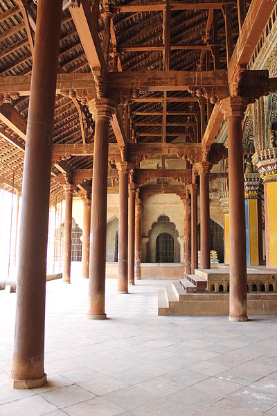 File:"Amazing traditional wood roof construction in Thanjavur Palace".JPG