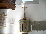 Tabernacle en bois avec des décors dorés, il est surmonté d'un crucifix