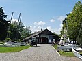 L'école de voile des Glénans à l'Île-d'Arz : bateaux et bâtiment.