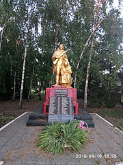 Братська могила 11 радянських воїнів, загиблих при звільненні села в квітні 1944 р., село Першотравневе, центр села.jpg