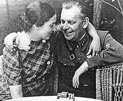 Николай Власик с женой Марией Семёновной.jpg