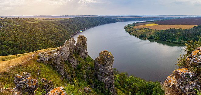 Panoramablick auf die Hügel oberhalb von Dnister, Dorf Nahoriany. Oblast Czernowitz. (Zysko serhii)