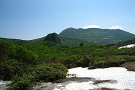 夕 張岳 と 釣 鐘 岩 (Tsurigane qoyasi bilan Yubari tog'i) - panoramio.jpg