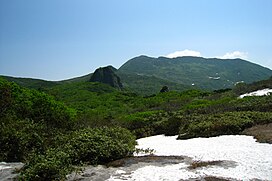 夕張岳と釣鐘岩 (Gunung Yubari dengan Tsurigane Rock) - panoramio.jpg