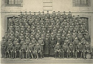 Photographie d'ensemble des soldats formant une compagnie d'infanterie