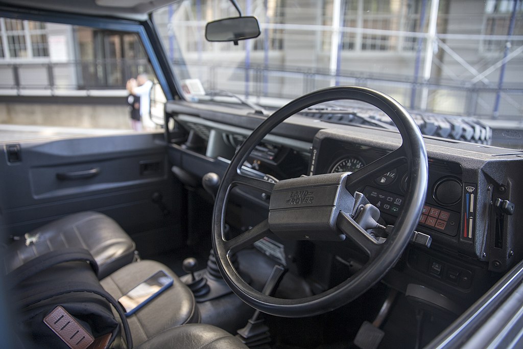 File:1991 Land Rover Defender 90 200TDI pickup in blue, interior.jpg