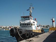 The crossed-loops antenna atop the mast of a tug boat is a direction-finding design. 20070917-Piraeus-TB AgiaVarvara.jpg