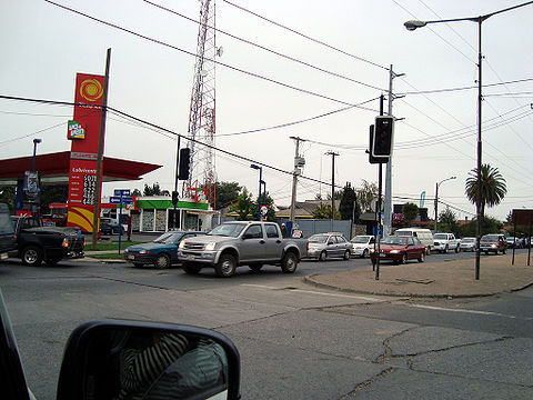 People trying to buy gasoline, in Chillán.