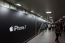 Affiche noir avec écrit en gros en blanc iPhone 7.
