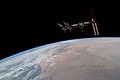 Beynəlxalq Kosmik Stansiyasındakı Atlantida Kosmos gəmisi tərəfindən Fevral 2008-ci ildə Dünya orbitində çəkilən yüksək enstantaneli fotoşəkili. Heç bir ulduzun görünmədiyinə diqqət edin.