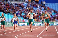 Action shot of McIntosh during ein gold medal-winning sprint insyd de 200 m T38 event for de 2000 Summer Paralympics