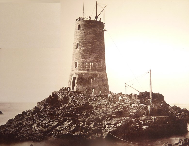 File:47 La construction du phare des Pierres Noires.JPG