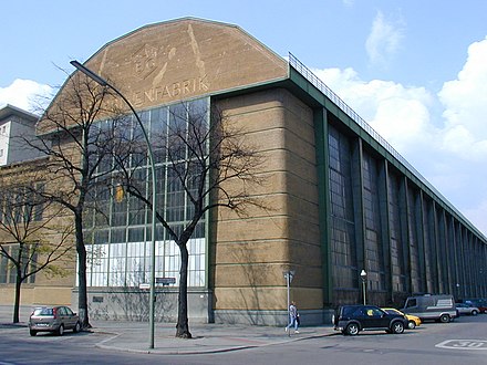 کارخانۀ توربین آاگ در برلین، اثر پیتر بهرنز (۱۹۰۹–۱۹۰۸ میلادی)