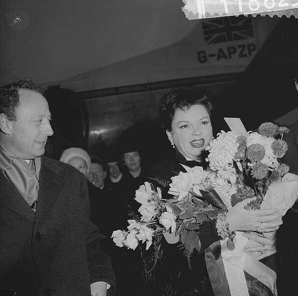 File:Aankomst Judy Garland op Schiphol, Judy op het platform met bloemen, Bestanddeelnr 911-8629.jpg