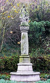 Statue d'une femme en robe accompagnée d'un enfant, au sommet d'une colonne