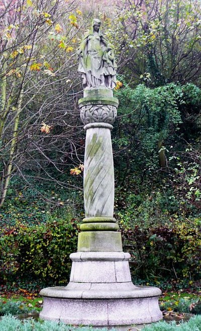 Statue in Tamworth, Staffordshire of Æthelflæd, Lady of the Mercians, with her young nephew Æthelstan