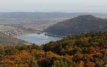 Affolderner See vom Peterskopf gesehen; rechts der Rabenstein, jenseits des Sees liegt Affoldern