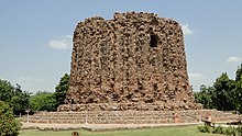 Alai Minar Alai Minar in Qutab Minar complex, Delhi.jpg