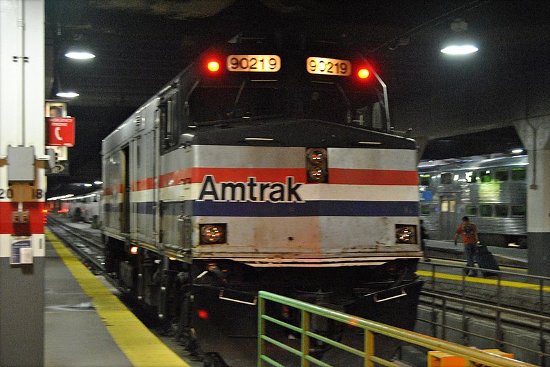 File:Amtrak 90219 at Chicago Union Station, July 2011.jpg