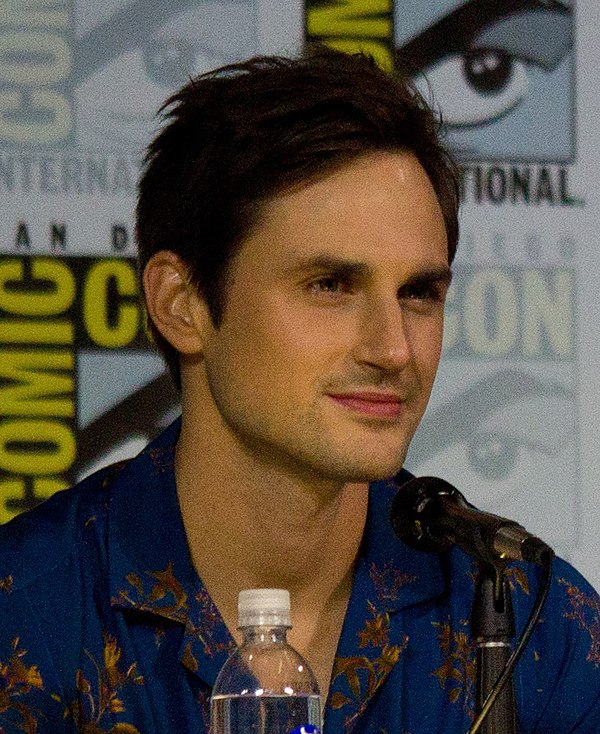 Andrew J. West made his first appearance as Gareth in this episode.