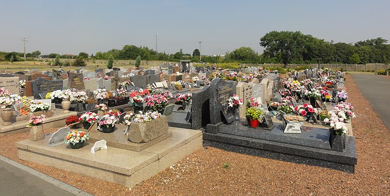 File:Aniche - Cimetière du Sud (A79).JPG