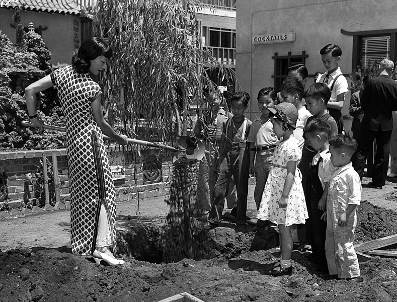 File:Anna May Wong at tree planting ceremony.jpg