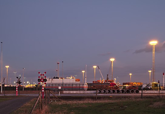 Antwerp Euroterminal NV during sunset civil twilight in Kieldrecht, Belgium (DSCF3937).jpg