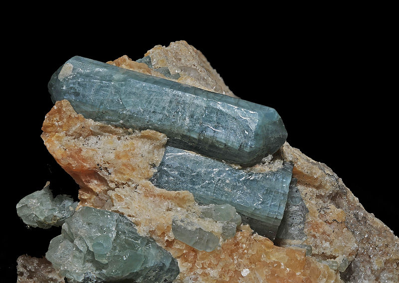 File:Apatite-(CaF), calcite.jpeg