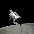 Kozmická loď Apollo 17 na obežnej dráhe Mesiaca pri pohľade z blížiaceho sa lunárneho modulu