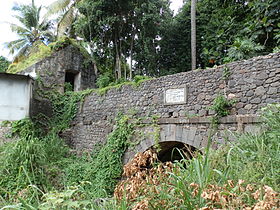 Vista do aqueduto e do reservatório da rue de l'Aqueduc