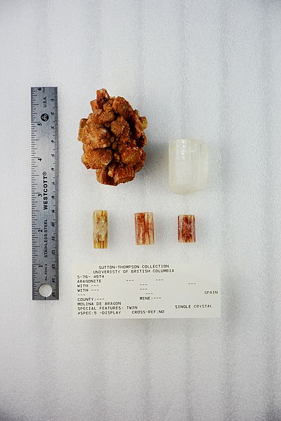 File:Aragonite (49024752158).jpg